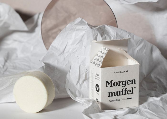 festes Deo steht neben einer Zero Waste Verpackung aus Papier