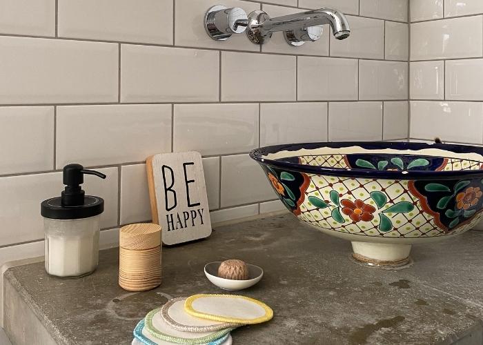 Zero Waste im Badezimmer mit waschbaren Reinigungspads und Zero Waste Produkten neben einem Waschbecken